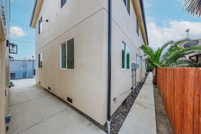 Building Photo - 1617 W 55th St