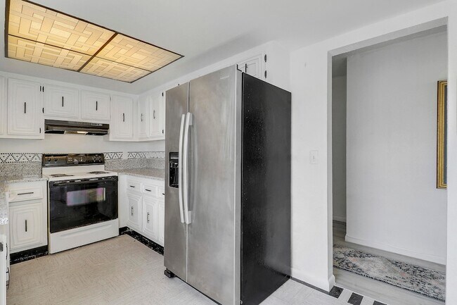 Building Photo - 410 Wilma Cir