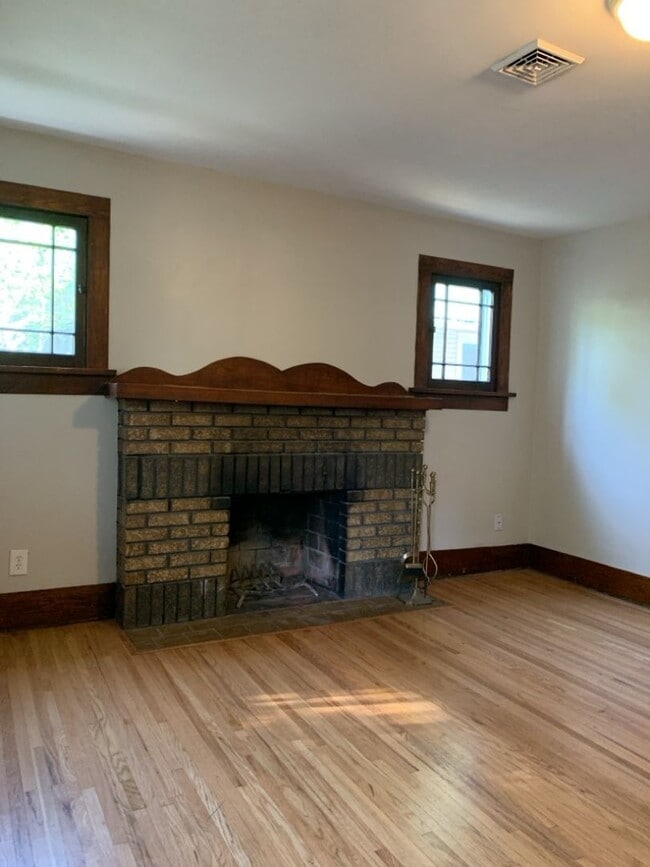 Building Photo - STUDENTS WELCOME! Adorable Single-Family Home in Historic Old Town