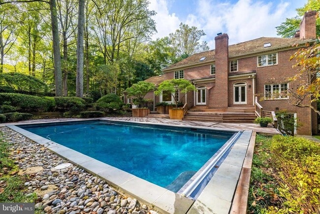 Building Photo - 8001 Greenwich Woods Dr