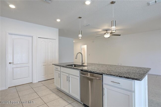 Building Photo - 406 Easy St