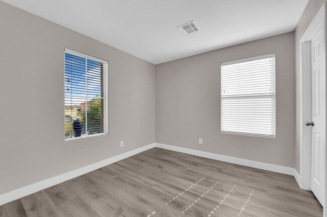 Building Photo - Large 3 bedroom, 2.5 bath house!