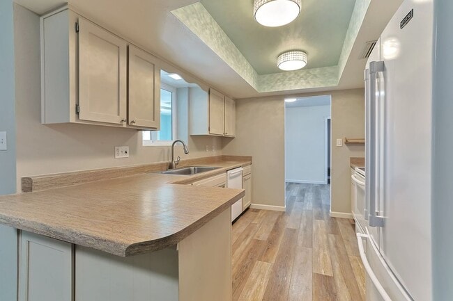 Building Photo - Spacious 6-Bedroom Pool Home Near ASU with 2-Car Garage