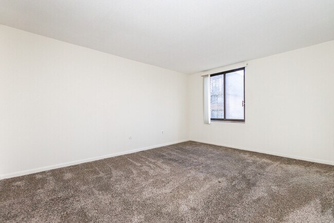 Building Photo - 404 Paradise Rd