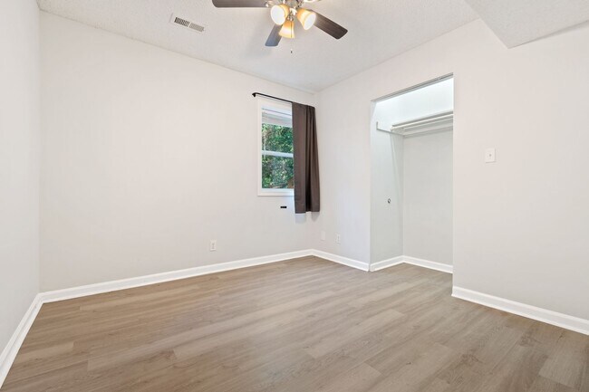 Building Photo - Nicely Remodeled 3 Bedroom House on Cul-de-Sac with Walkout Basement!