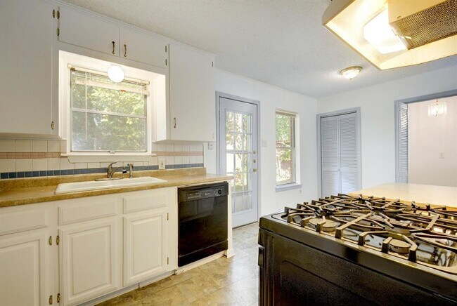 Building Photo - 4704 S Forest Dr