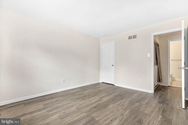 Building Photo - 303 Kidwelly Ct