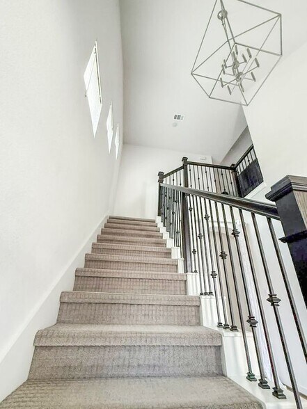 Building Photo - 112 Rosebush Dr