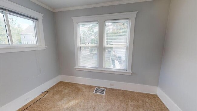 Building Photo - 822 Dewey Ave