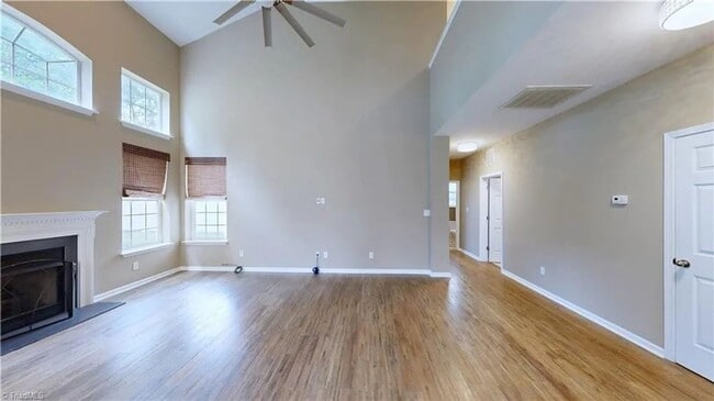 Building Photo - *** READY TO MOVE IN BY FIRST WEEK OF MAY***