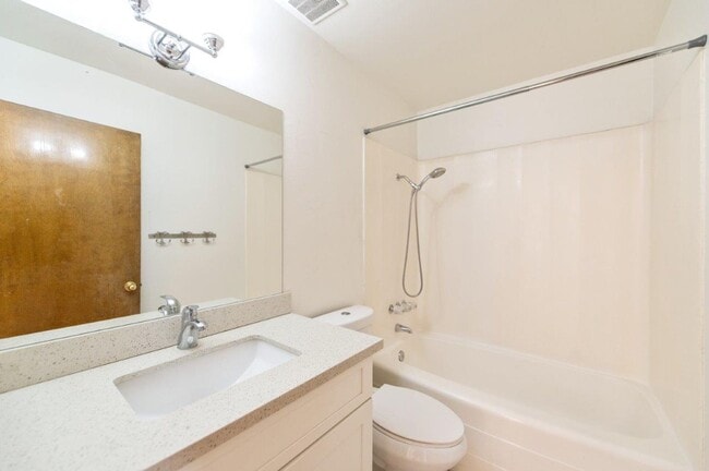 Building Photo - 3bd/2ba single family house in University ...