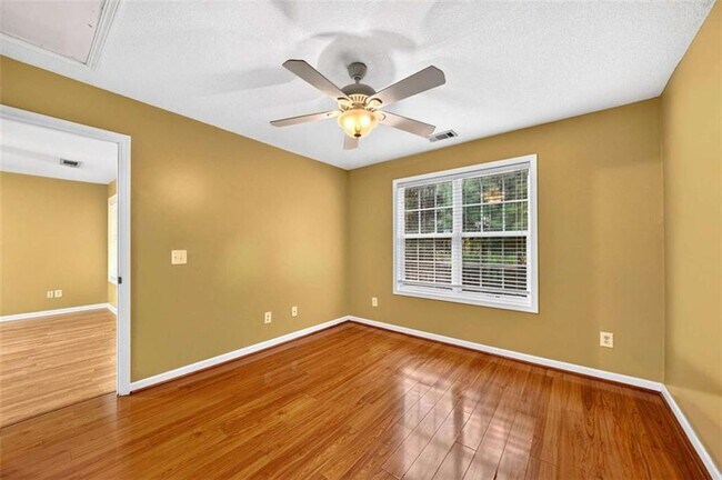 Building Photo - 744 W Vincent Dr
