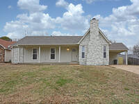 Building Photo - 3 BEDROOM, 2 BATH NEAR EAST RAINES AND KIR...