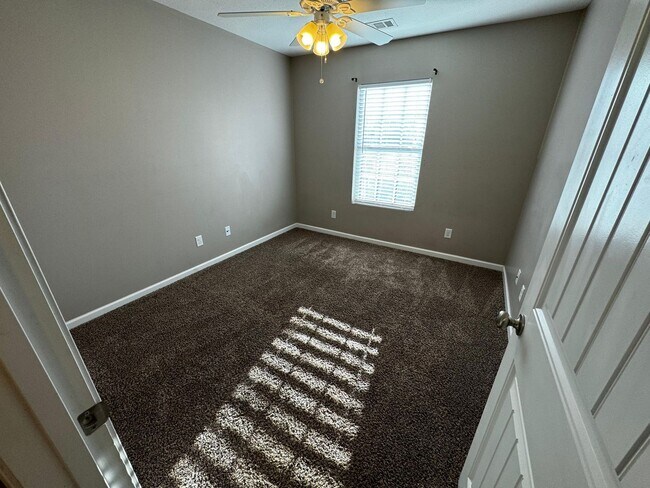 Building Photo - Highly Desirable Richmond Hill Townhome with 3 Bedroooms