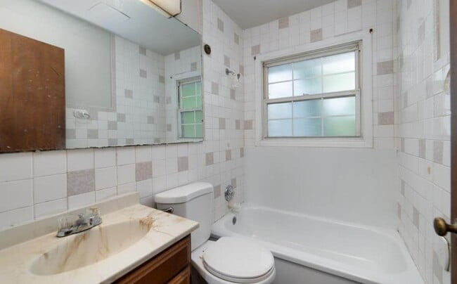 Building Photo - Section 8 Welcome !  Spacious 3 Br / 1 BA Home For Rent !