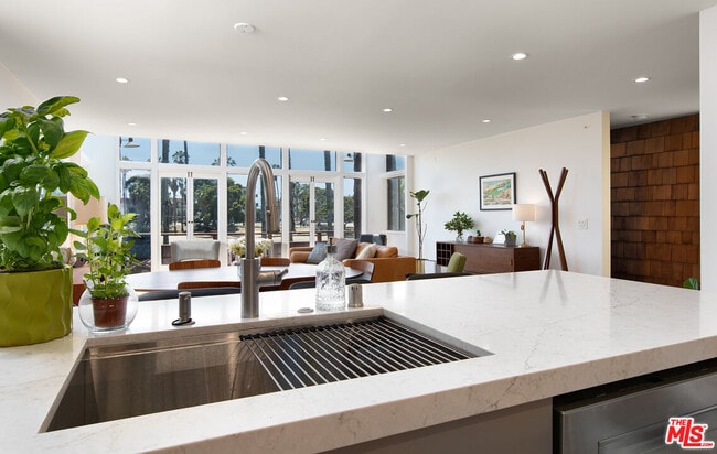 Building Photo - 6623 Esplanade