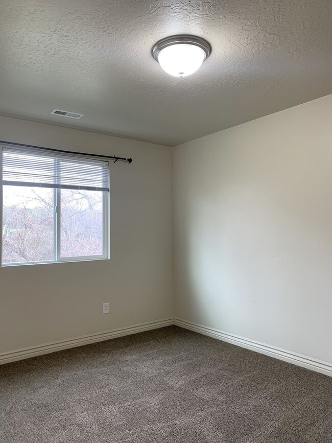 Building Photo - 3 Weeks Rent Free! | Spacious 3 Bed 2.5 Bath Townhome in West Haven | Garage + Pool Community Ame...