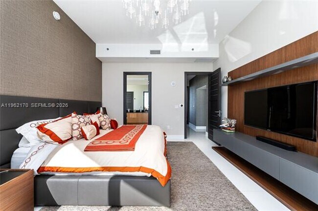 Building Photo - 15901 Collins Ave