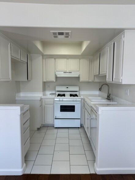 Building Photo - 13022 Riverside Dr
