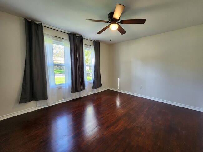 Building Photo - Craftsman Style House  Close to Downtown New Braunfels / Fridge Included/ No Carpet / Large Backy...