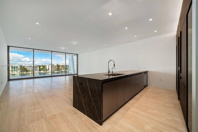 Building Photo - 5 Grove Isle Dr