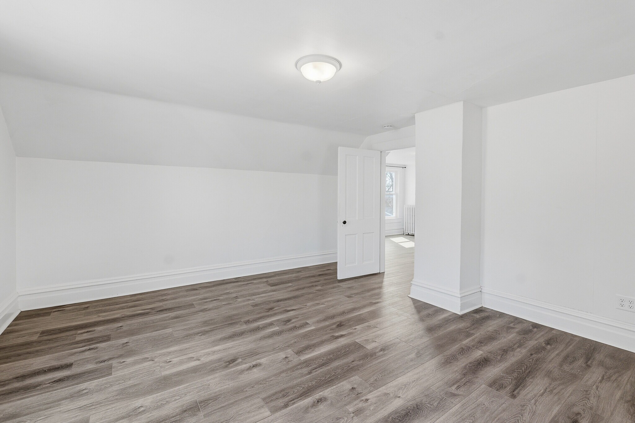 Building Photo - 418 S Spring St