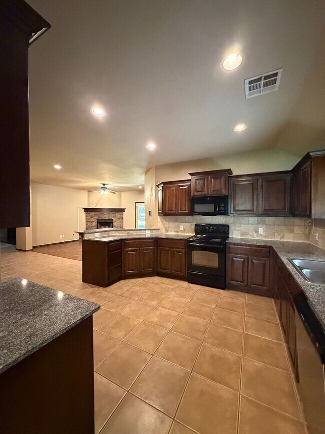 Building Photo - 3 bd/2 ba on Half acre - Edmond Schools