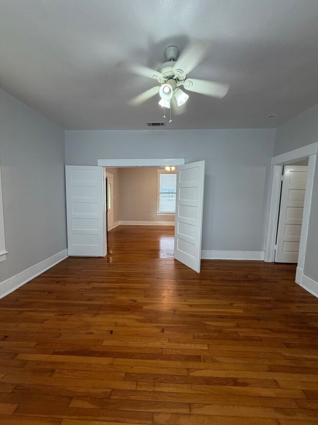 Building Photo - Stylish 2/2 Bungalow with Modern Kitchen & Spacious Backyard