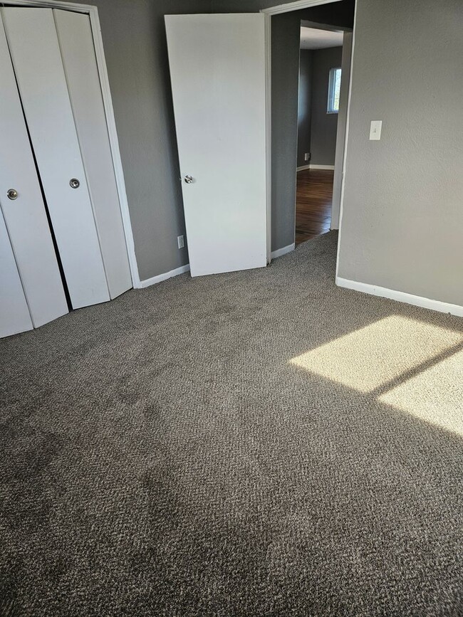 Building Photo - Treat yourself to a new home!
