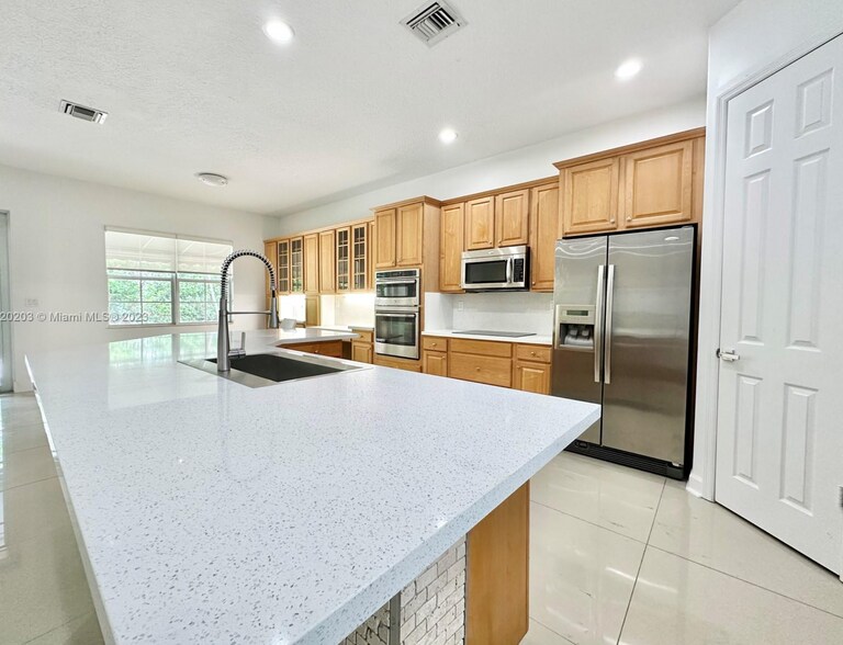 Building Photo - 6864 NW 113th Pl
