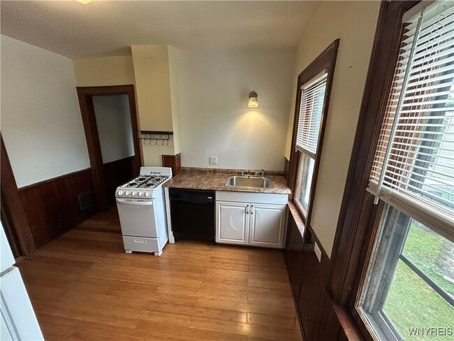 Building Photo - 411 Breckenridge St
