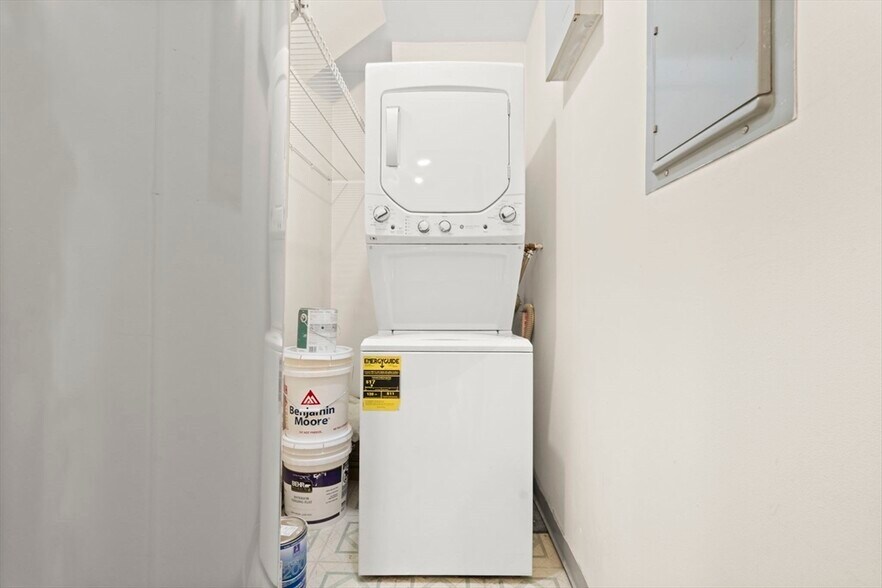 Building Photo - 18 E Springfield St