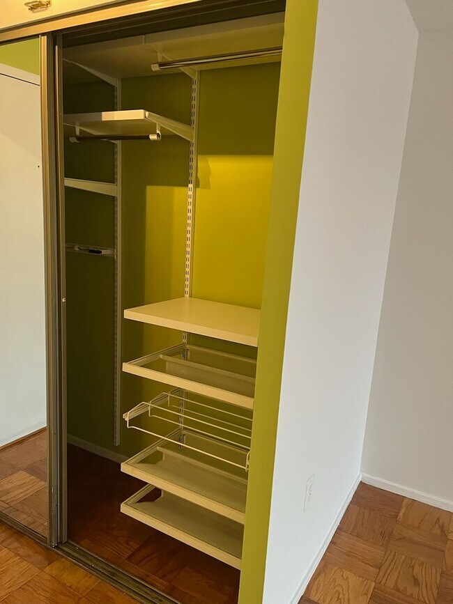 Building Photo - Large 744 sq.ft. 1 bedroom in historic Riverpark DC building