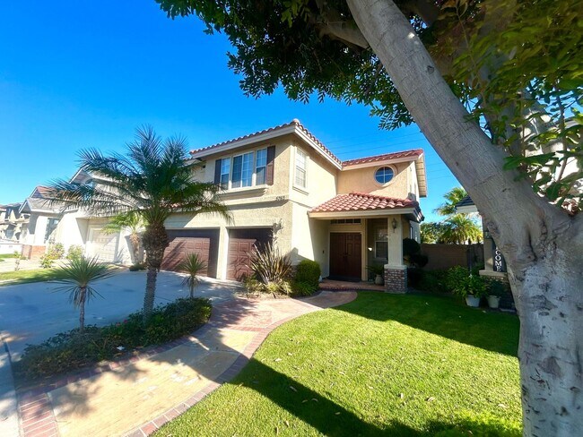 Building Photo - Spacious 4-Bedroom/2.5-Bath Home with Char...
