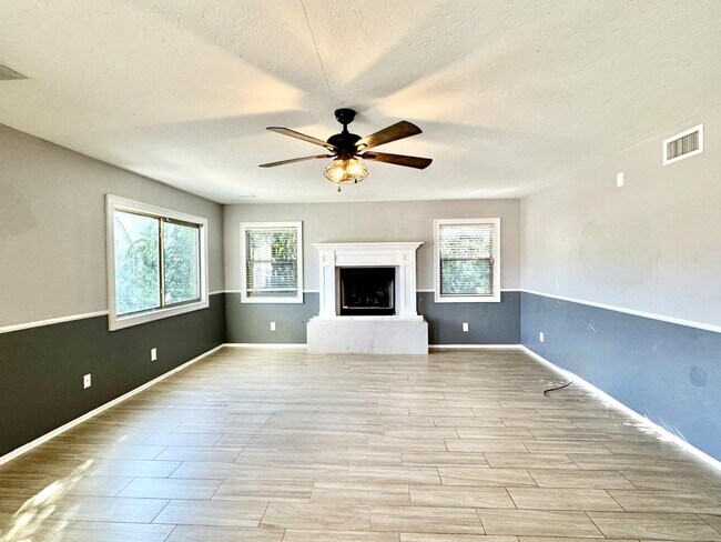 Building Photo - 12768 N Lantern Way