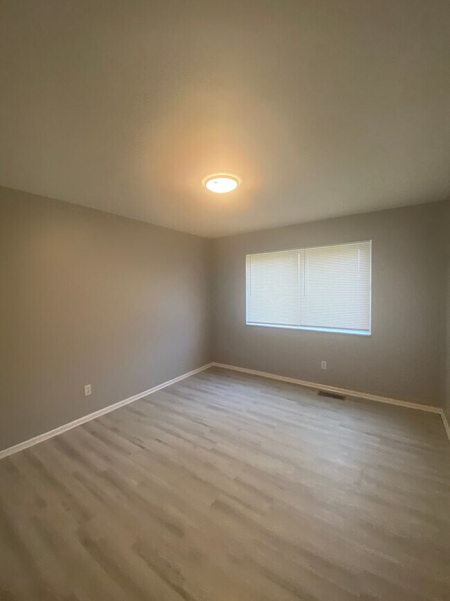 Building Photo - Renovated 2 Bed 1 Bath 1ST FLOOR!