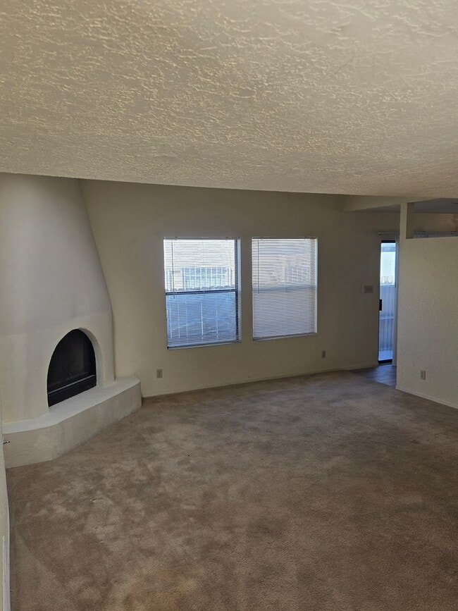 Building Photo - Two Bedroom Two Bathroom Two Car Garage in popular NE heights Neighborhood