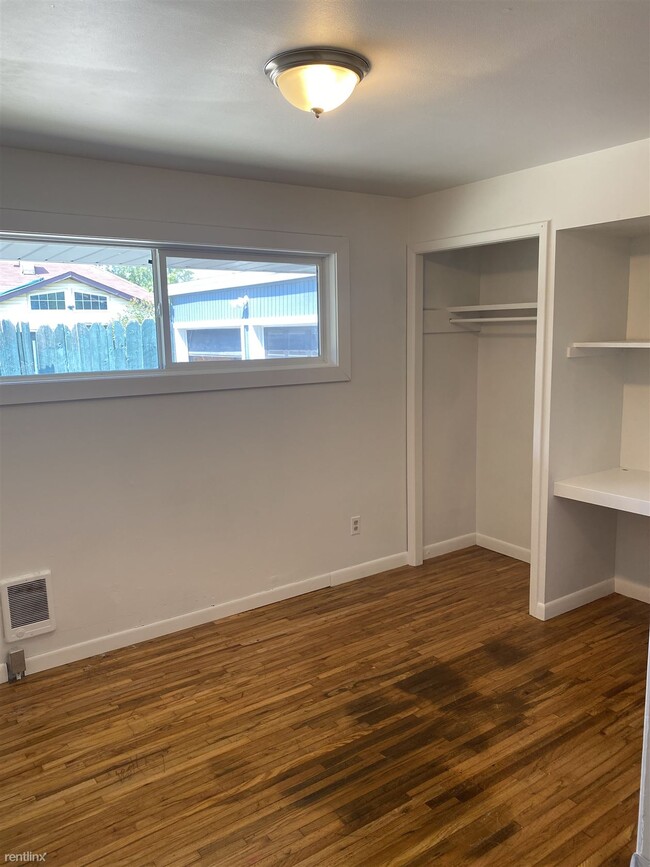 Building Photo - 2 br, 1 bath Triplex - 515 East Carlisle A...