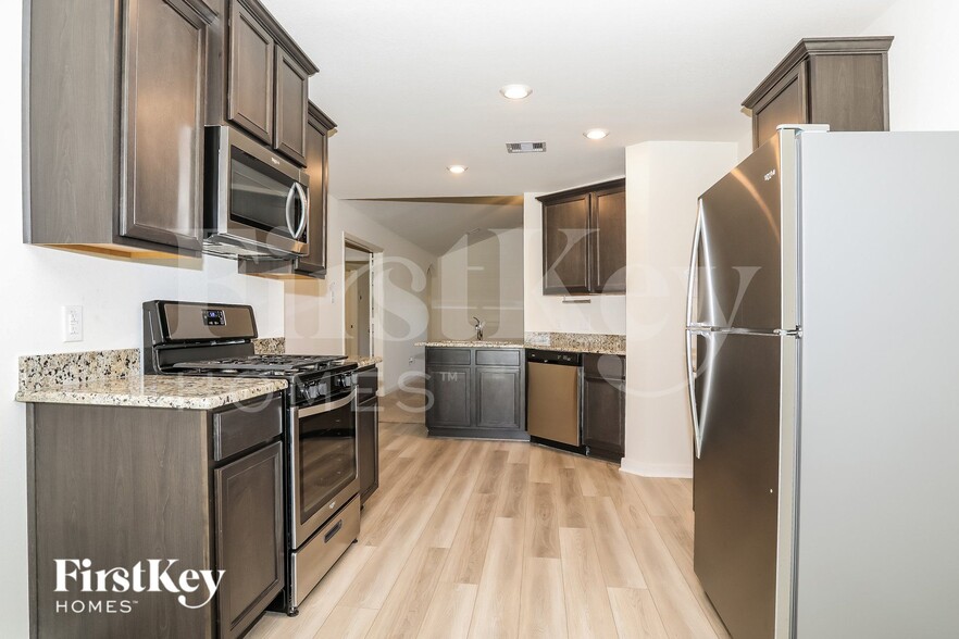 Building Photo - 26615 Ezemily Dr