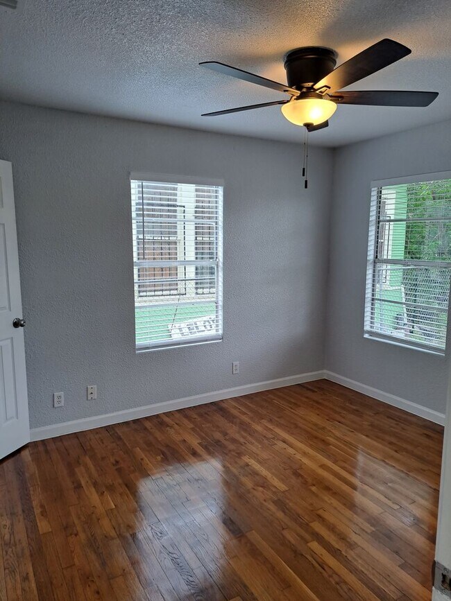Building Photo - Stylish 4BR/2BA Home Near Port San Antonio...