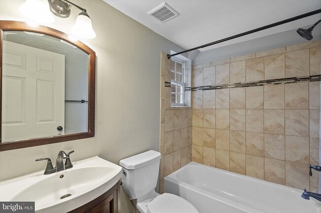 Building Photo - 764 Ramsay St