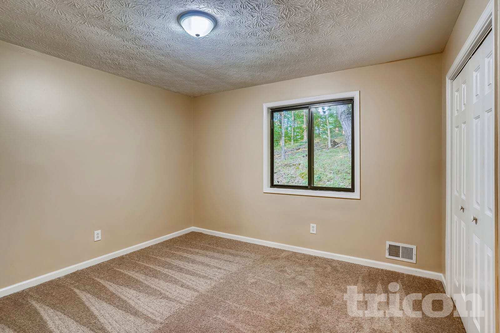 Building Photo - 136 Creekview Dr