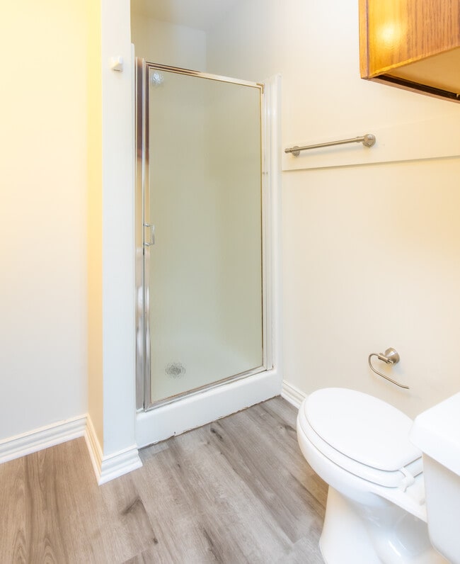 Master Bathroom - 3001 Whisper Oaks Ln