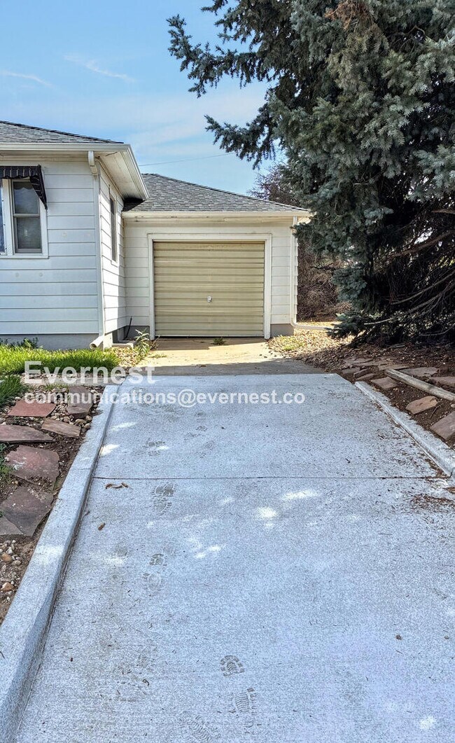 Building Photo - 710 25th Ave