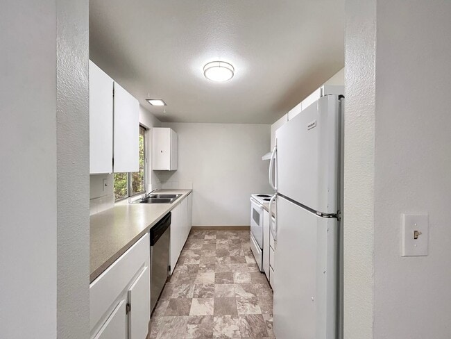 Building Photo - Bright and Open 3 Bed, 1 Bath House!