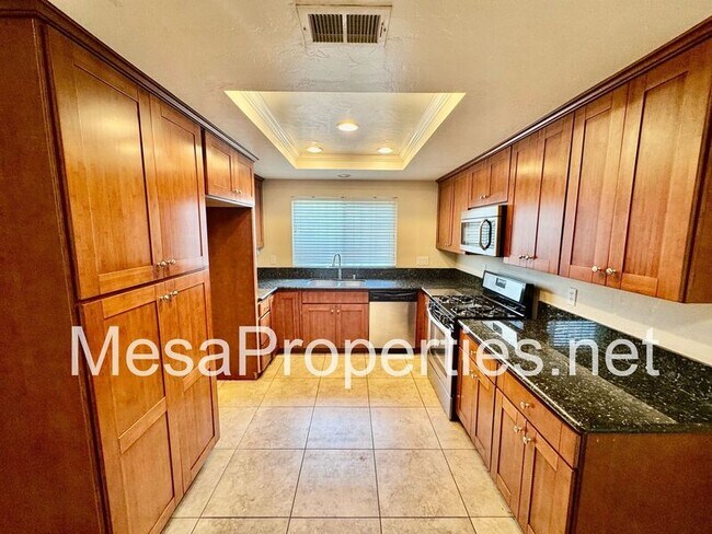 Building Photo - 677 E Highland Ct