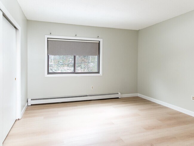 Building Photo - 8 Strawberry Bank Rd