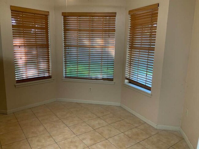 Building Photo - Spacious 4 bedroom 2 bath with lots of par...