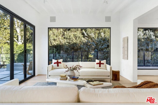 Building Photo - 2600 Zorada Dr