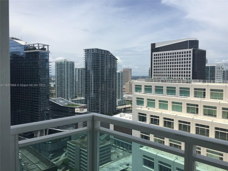 Building Photo - 950 Brickell Bay Dr